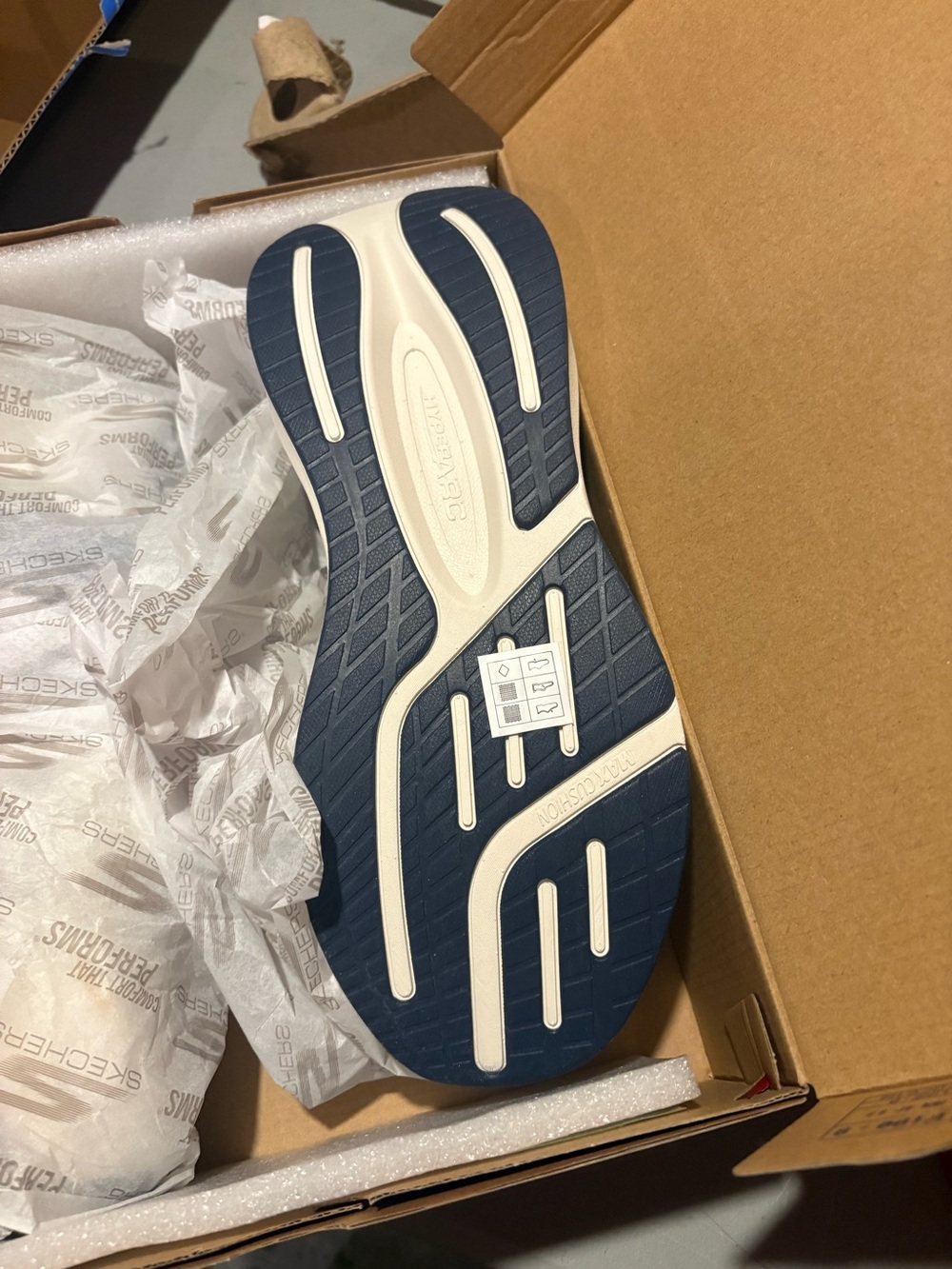 Men's Athletic Slip-Resistant Shoe — Navy/White